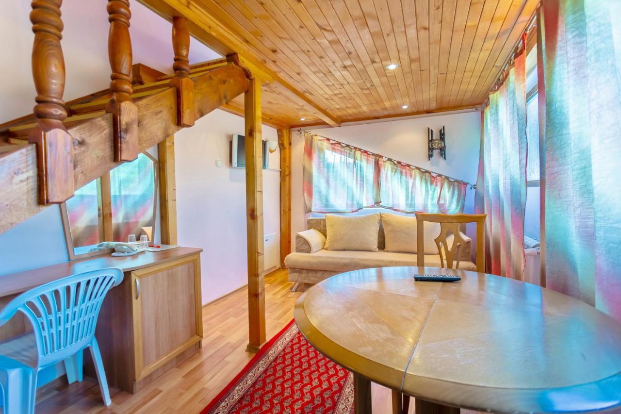 Хотел Галина Палас Srem Экстерьер фото